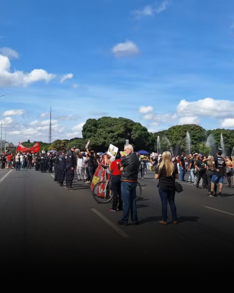 Professores do DF bloqueiam Eixo Monumental em mais um dia de greve