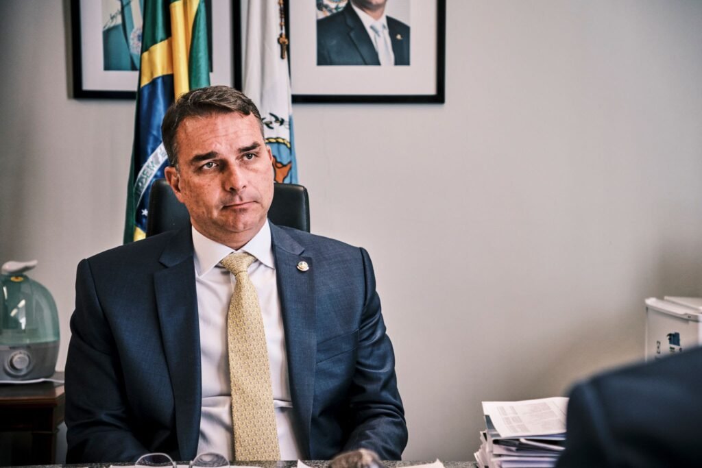 “Irreversível”: Flávio Bolsonaro mantém pré-candidatura e condiciona recuo à anistia