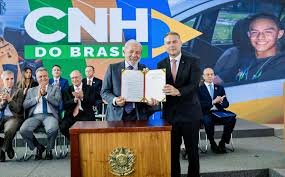 Governo oficializa novas regras da CNH e lança aplicativo com aulas gratuitas
